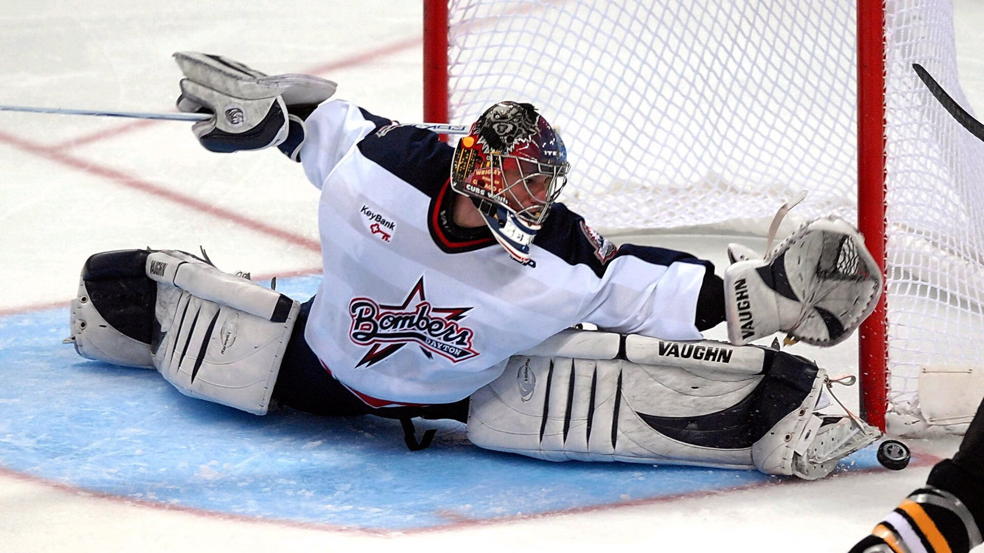 “单臂悬垂极限时长挑战” 握力与意志力比拼