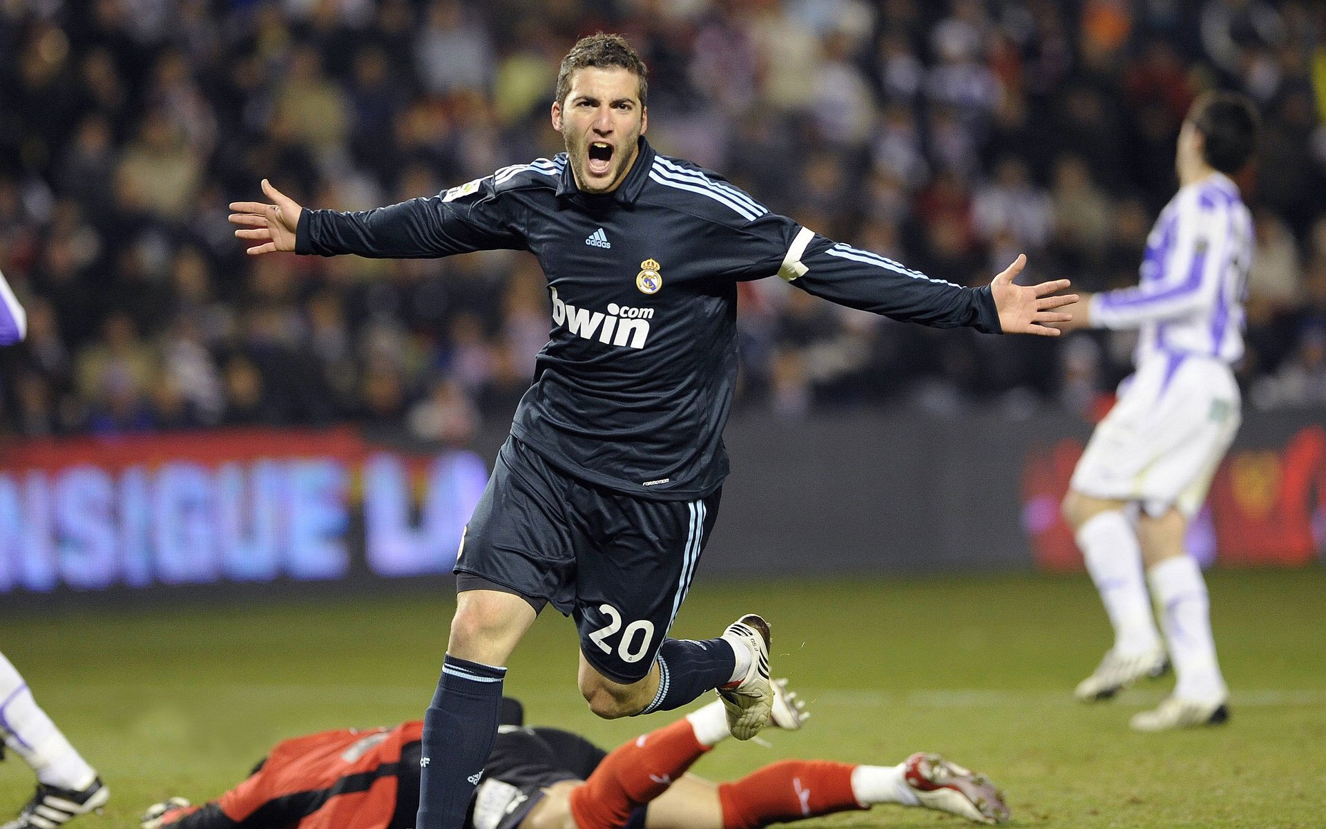 世界杯赛后纪律委员会裁决公告:两国足协因球迷行为被罚款